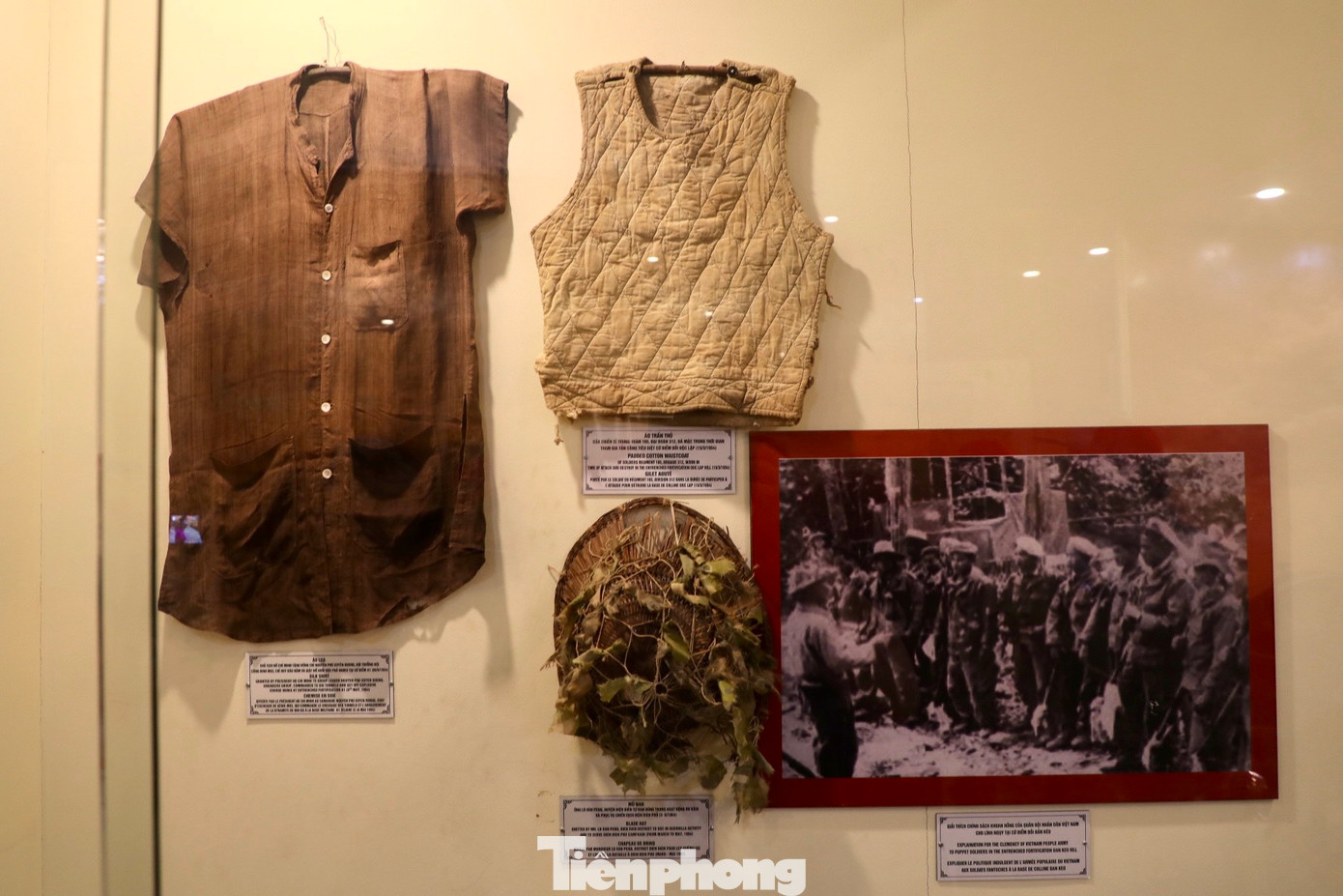 Áo lụa, áo trấn thủ, mũ nan, balo, chăn, màn... của chiến sĩ Điện Biên.