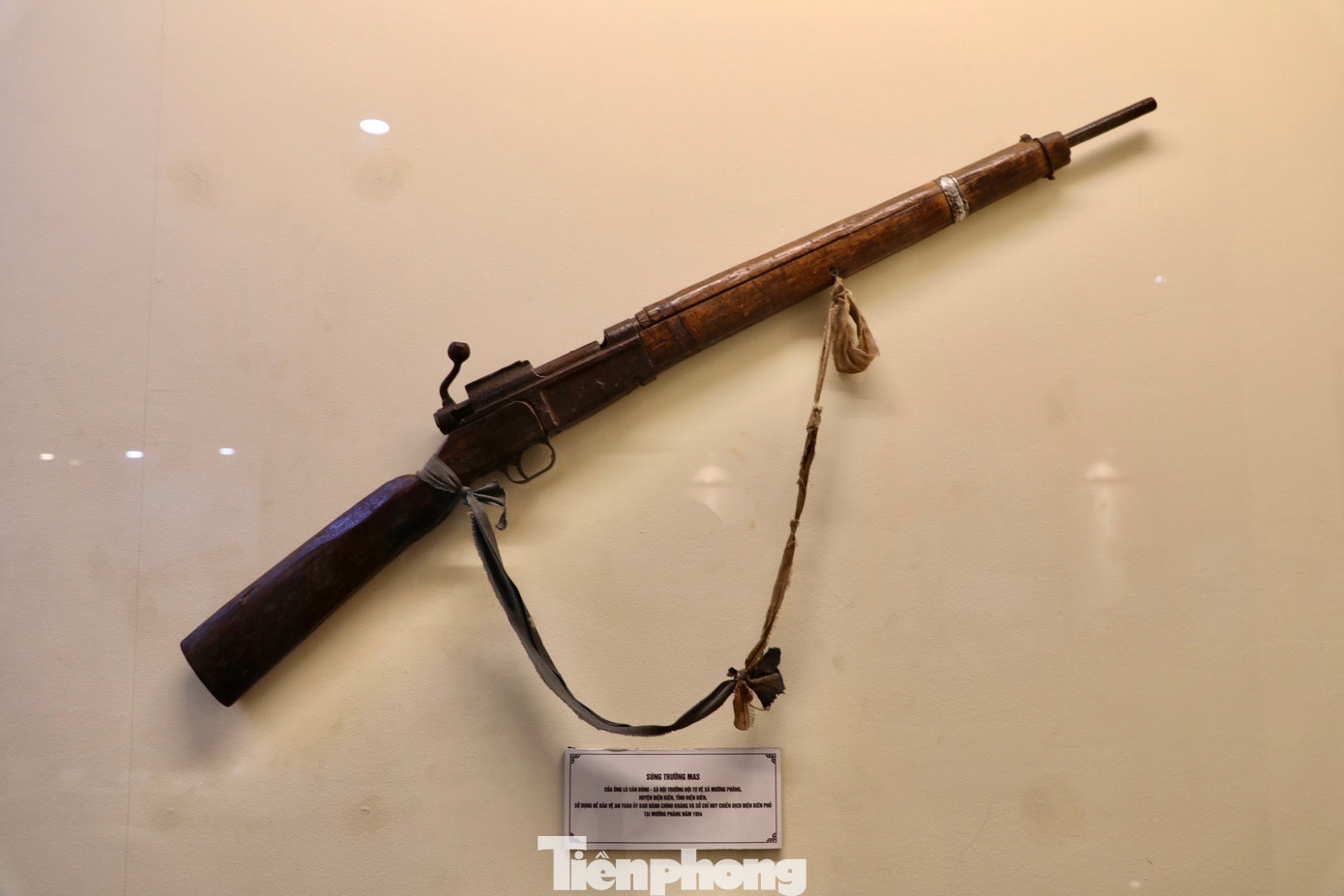 Súng trường MAS, súng tiểu liên K50 và súng tiểu liên TUYN.