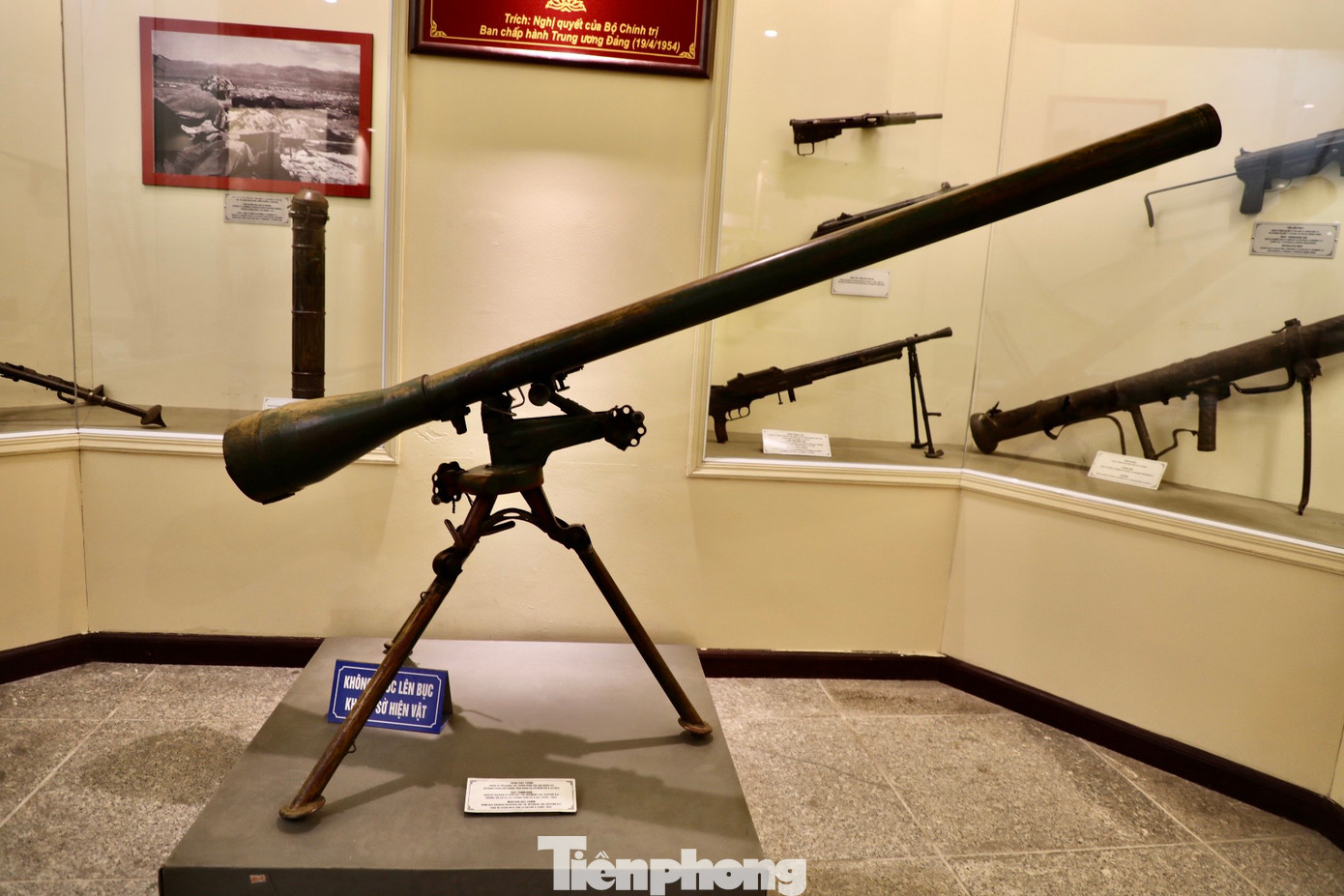 Súng DKZ 75mm, súng DKZ 55mm, súng trung liên, súng BAZOKA.