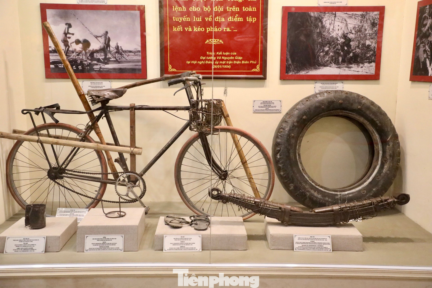 Đồng bào dân tộc gùi lương thực nuôi bộ đội và chiếc xe đạp thồ - "vũ khí đặc biệt" trong chiến dịch Điện Biên Phủ.