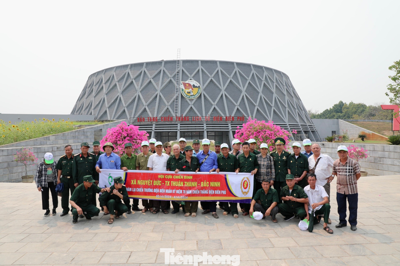 Bảo tàng Chiến thắng lịch sử Điện Biên Phủ tọa lạc tại quốc lộ 279, phố 3, phường Mường Thanh, thành phố Điện Biên Phủ, tỉnh Điện Biên. Bảo tàng có hình dáng bên ngoài như hình chiếc mũ nan phủ lưới ngụy trang của chiến sĩ Điện Biên năm xưa.