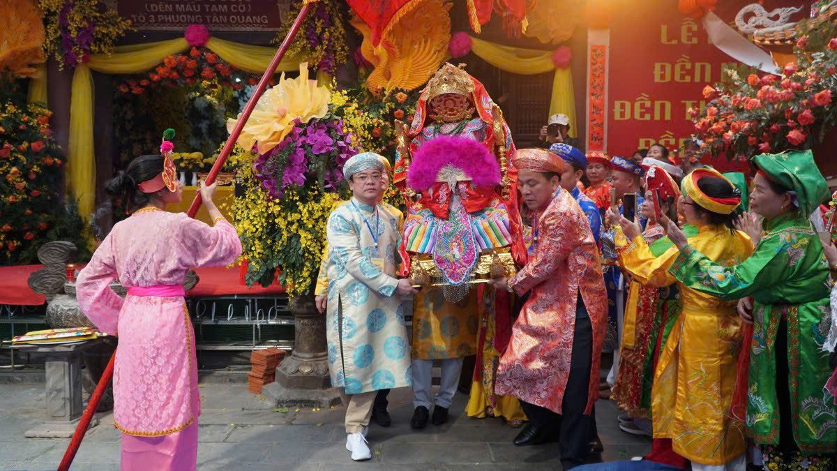 Lễ rước Mẫu linh thiêng tại Lễ hội Đền Hạ, Đền Thượng và Đền Ỷ La. Lễ rước Mẫu linh thiêng tại Lễ hội Đền Hạ, Đền Thượng và Đền Ỷ La.