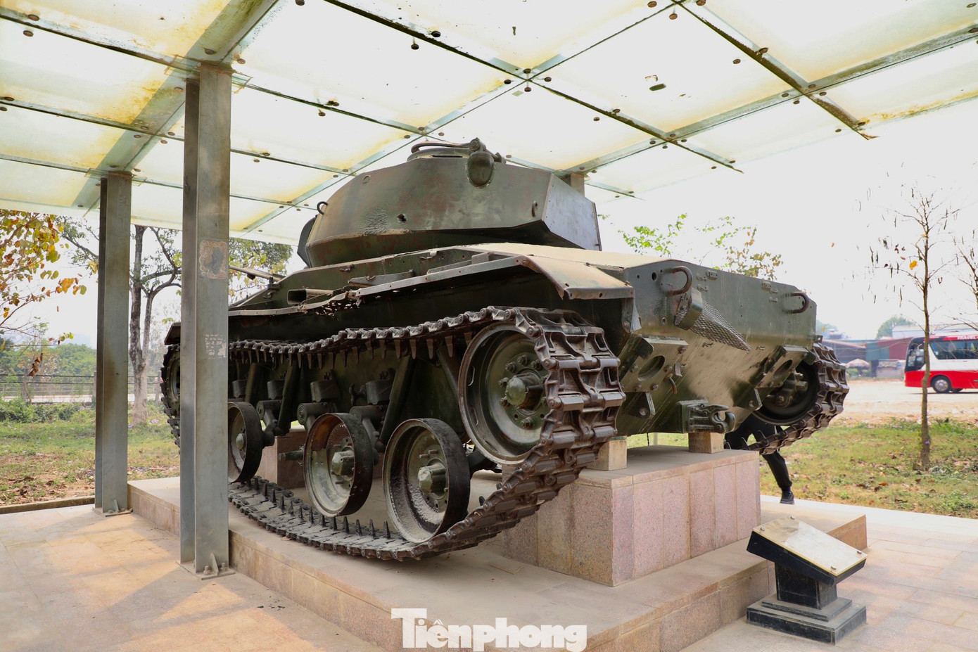 Ngoài ra, hầm Đờ Cát còn được bảo vệ bằng tất cả các vũ khí phương tiện chiến tranh hiện đại nhất lúc bấy giờ. Trong ảnh là một trong bốn chiếc xe tăng phòng thủ của Pháp được bố trí xung quanh căn hầm nhằm bảo vệ một cách tối đa cho cơ quan chỉ huy.