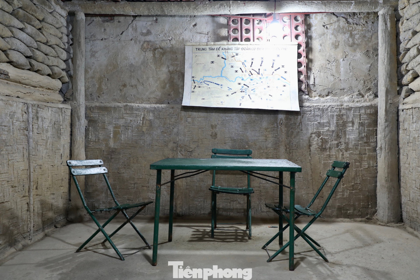 Hiện nay, cấu trúc và cách bố trí, sắp xếp của căn hầm vẫn được giữ nguyên. Trong hình là chiếc bàn sắt làm việc của tướng Đờ Cát. Tại căn hầm này, tướng Đờ Cát đã tiếp đón nhiều quan chức cấp cao như Thủ tướng Pháp Joseph Laniel, tổng thống Mỹ cũng như các nhà báo quốc tế.