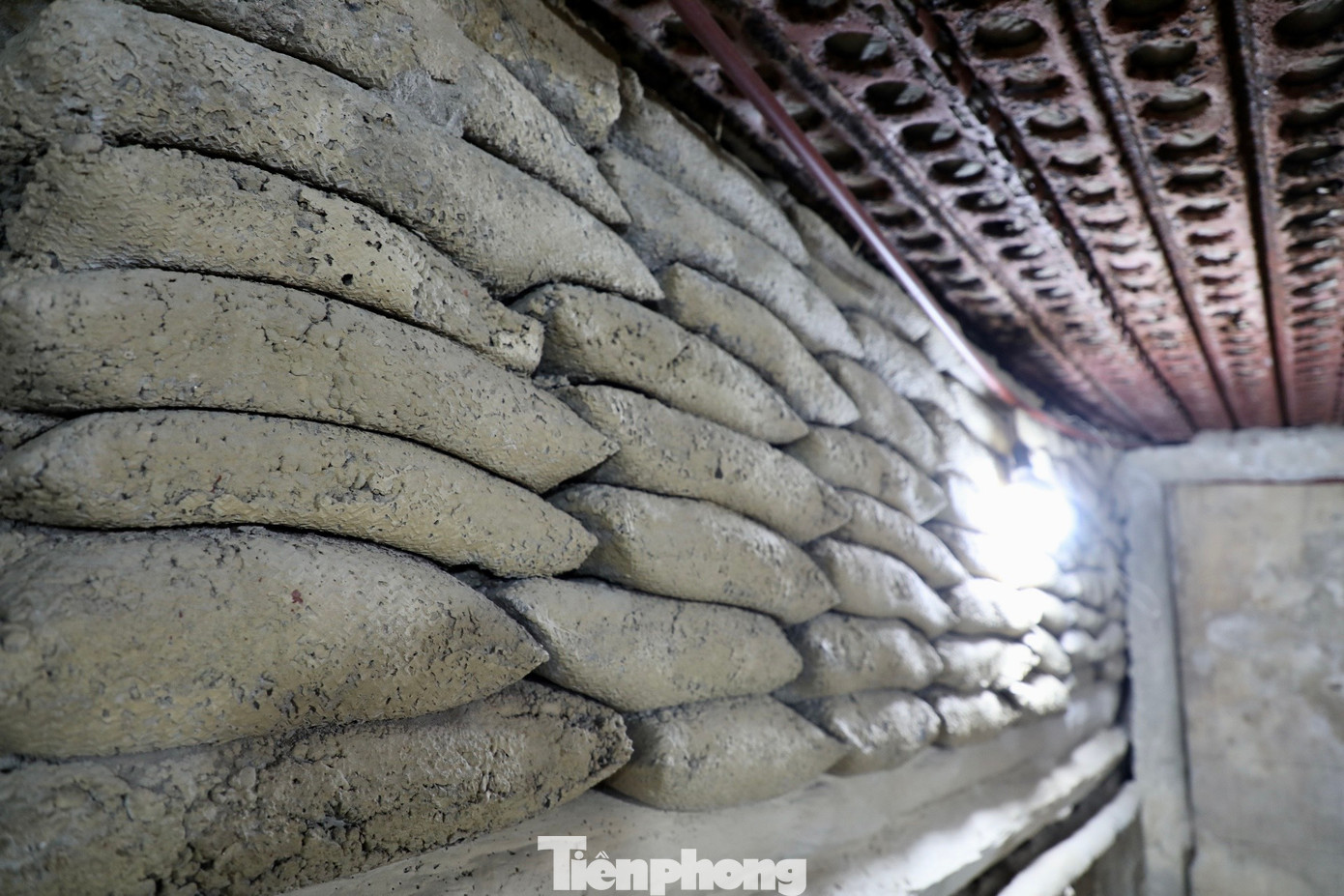 Vì là cơ quan đầu não nên hầm Đờ Cát được xây dựng với công sự kiên cố. Căn hầm được ví là “trái tim”, “linh hồn” của tập đoàn cứ điểm Điện Biên Phủ.