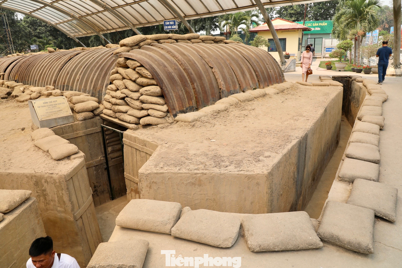 Từ cứ điểm A1, đi qua cầu Mường Thanh, sẽ tới hầm Đờ Cát. Hầm được thiết kế xây dựng bằng những vật liệu vững chắc nhất lúc bấy giờ, có khả năng chống chọi với nhiều loại hỏa lực.