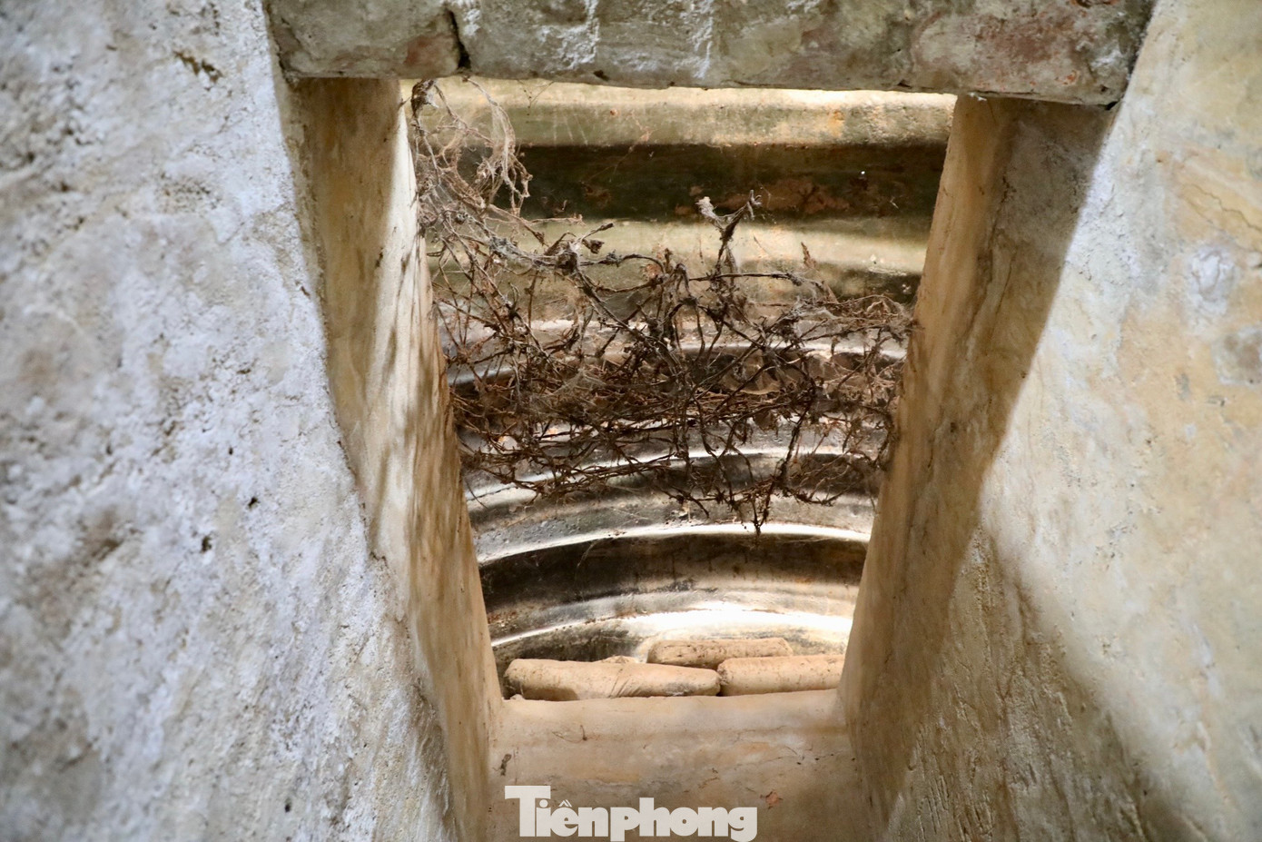 Xung quanh hầm là hàng rào phòng thủ với hệ thống dây kẽm gai dày đặc.