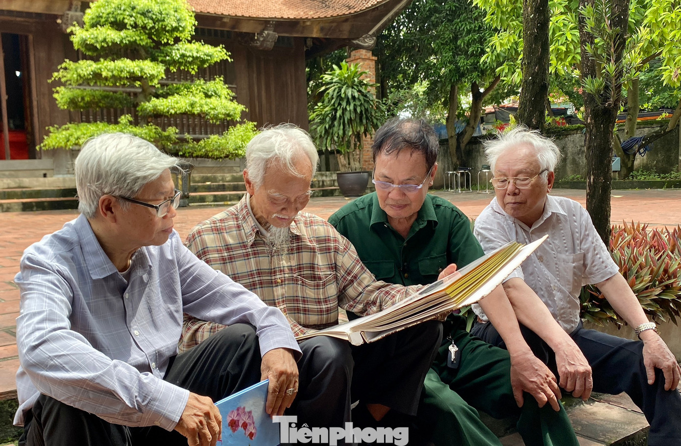 Những người bạn học của Tổng Bí thư Nguyễn Phú Trọng ôn lại kỷ niệm xưa. Những người bạn học của Tổng Bí thư Nguyễn Phú Trọng ôn lại kỷ niệm xưa.