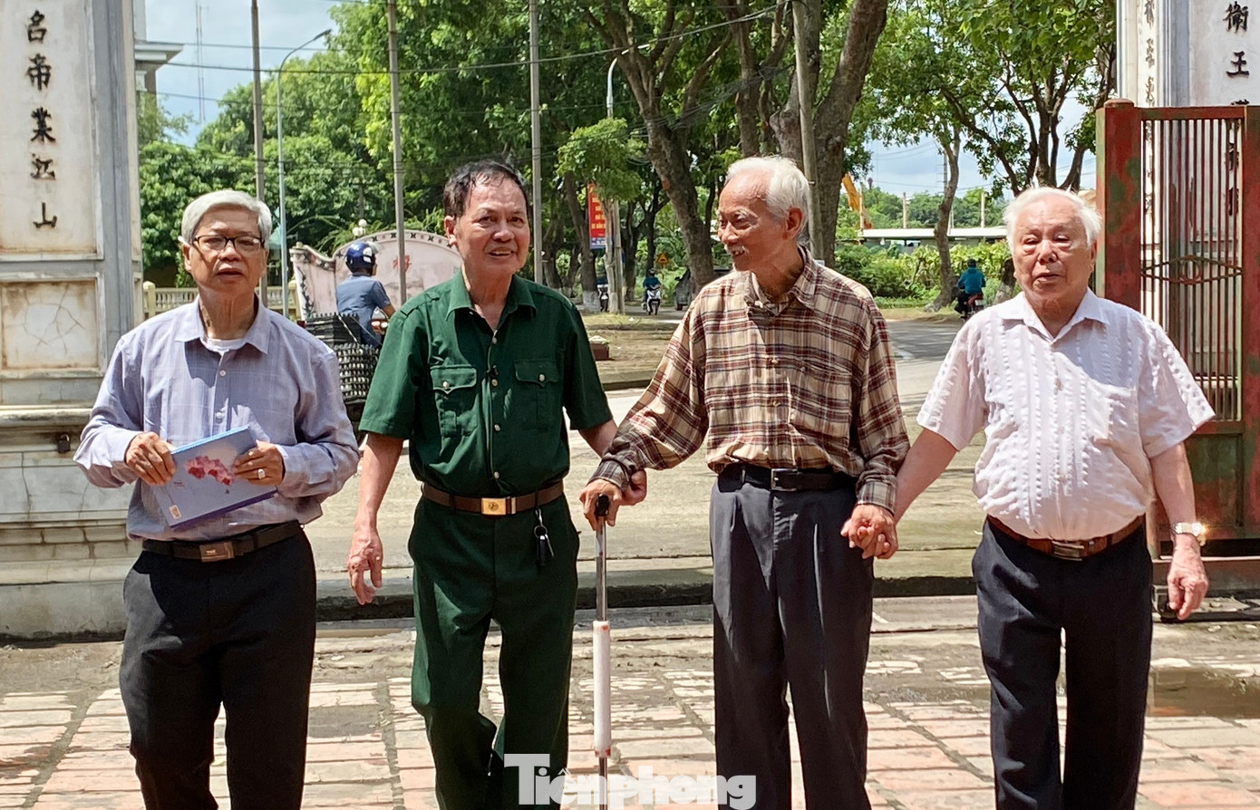 Những người bạn học thời niên thiếu của Tổng Bí thư Nguyễn Phú Trọng. Những người bạn học thời niên thiếu của Tổng Bí thư Nguyễn Phú Trọng.