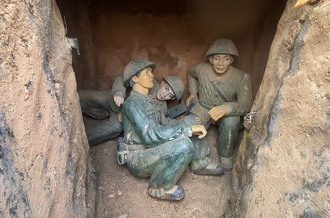 Khi tiến đánh đồi A1, quân địch cố thủ trong hầm ngầm trên đỉnh đồi bắn đạn pháo xuống khiến ta mở nhiều đợt tấn công nhưng không thành công. Sau đó, Bộ Chỉ huy chiến dịch của ta quyết định đào đường hầm, chui sâu vào lòng đất rồi dùng bộc phá lớn đặt dưới chân hầm ngầm của địch.