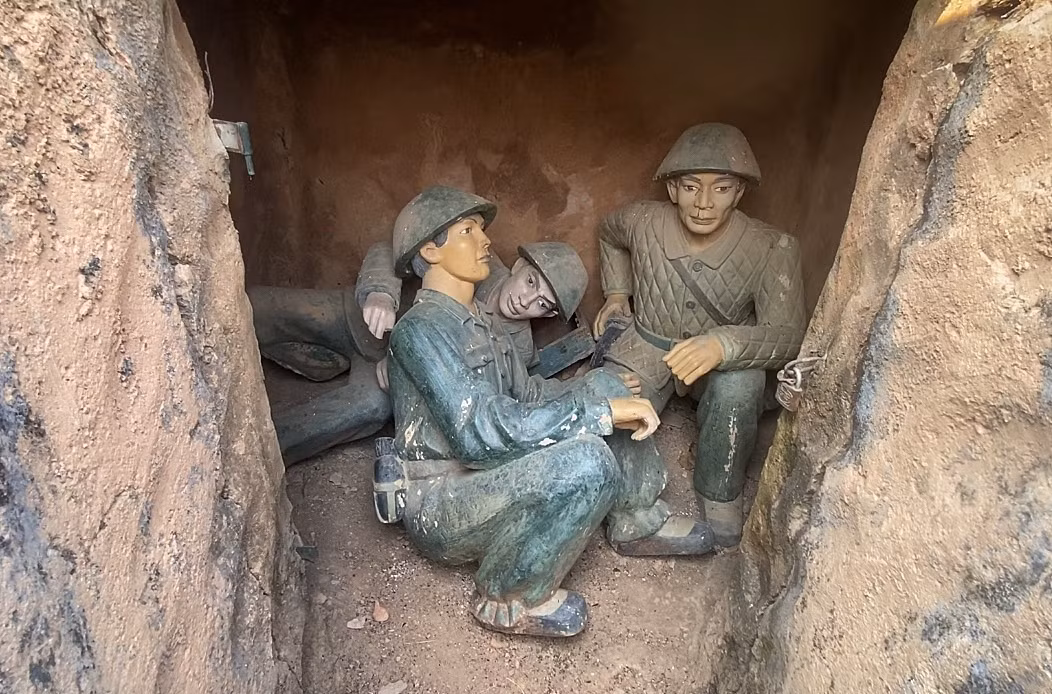 Khi tiến đánh đồi A1, quân địch cố thủ trong hầm ngầm trên đỉnh đồi bắn đạn pháo xuống khiến ta mở nhiều đợt tấn công nhưng không thành công. Sau đó, Bộ Chỉ huy chiến dịch của ta quyết định đào đường hầm, chui sâu vào lòng đất rồi dùng bộc phá lớn đặt dưới chân hầm ngầm của địch.