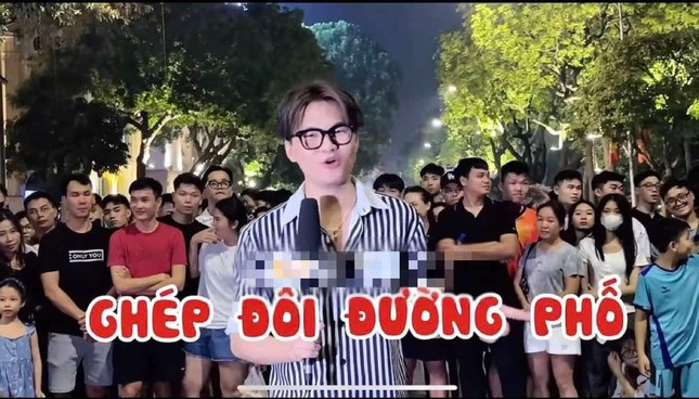 Nguyễn Thanh Hà quảng cáo cờ bạc trên phố đi bộ Hoàn Kiếm. Nguyễn Thanh Hà quảng cáo cờ bạc trên phố đi bộ Hoàn Kiếm.