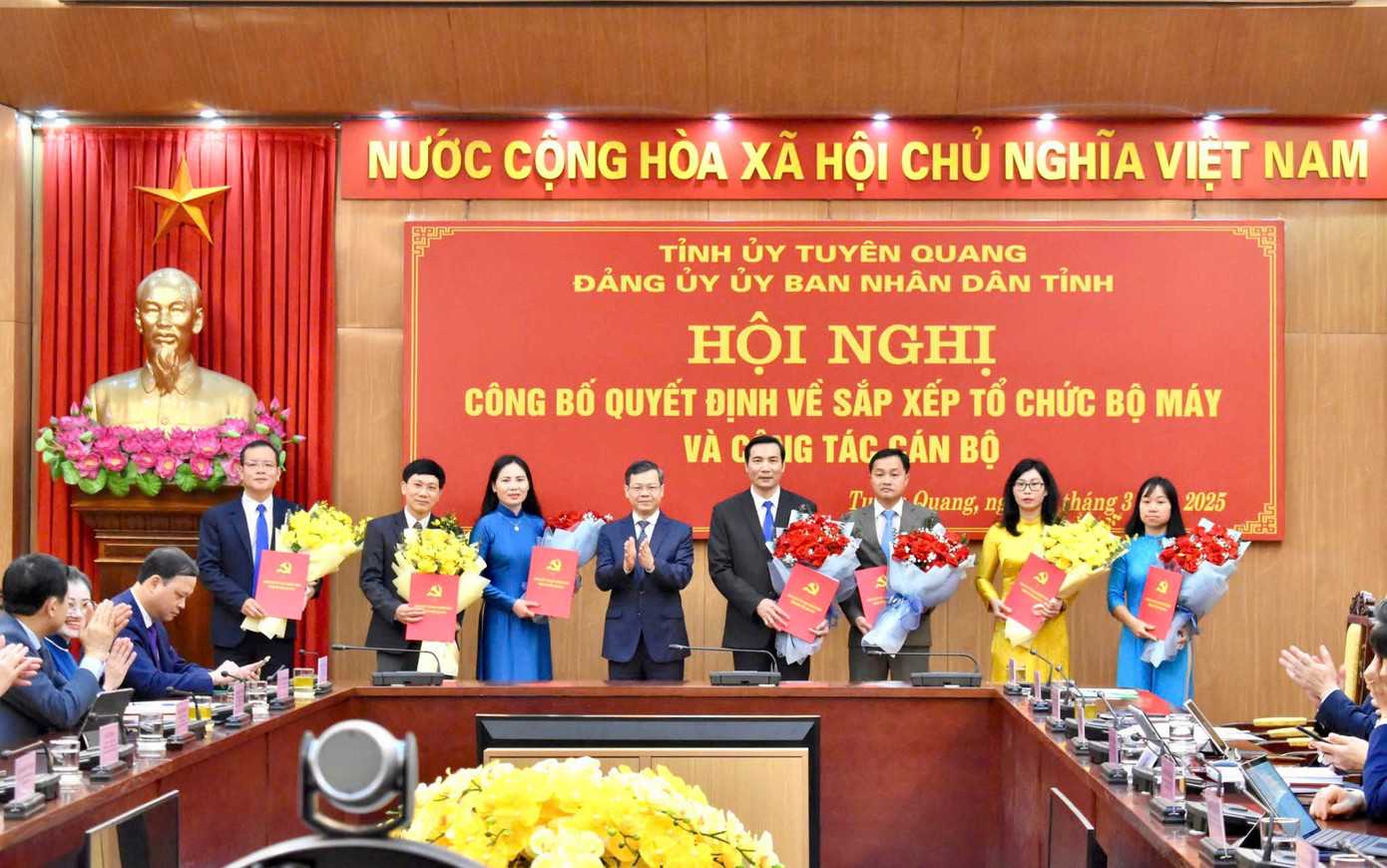 Ông Nguyễn Văn Sơn, Phó Bí thư Tỉnh ủy, Bí thư Đảng ủy UBND tỉnh, Chủ tịch UBND tỉnh Tuyên Quang trao các quyết định bổ nhiệm. Ảnh: UBND tỉnh Tuyên Quang