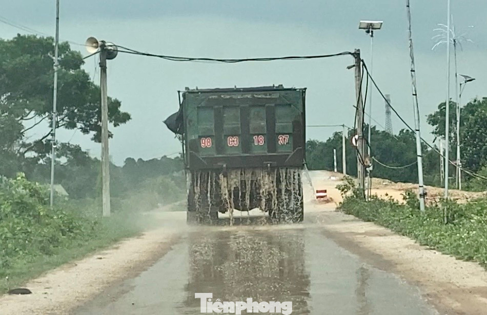 Xe tải di chuyển từ bãi tập kết cát chảy nước xuống đường.