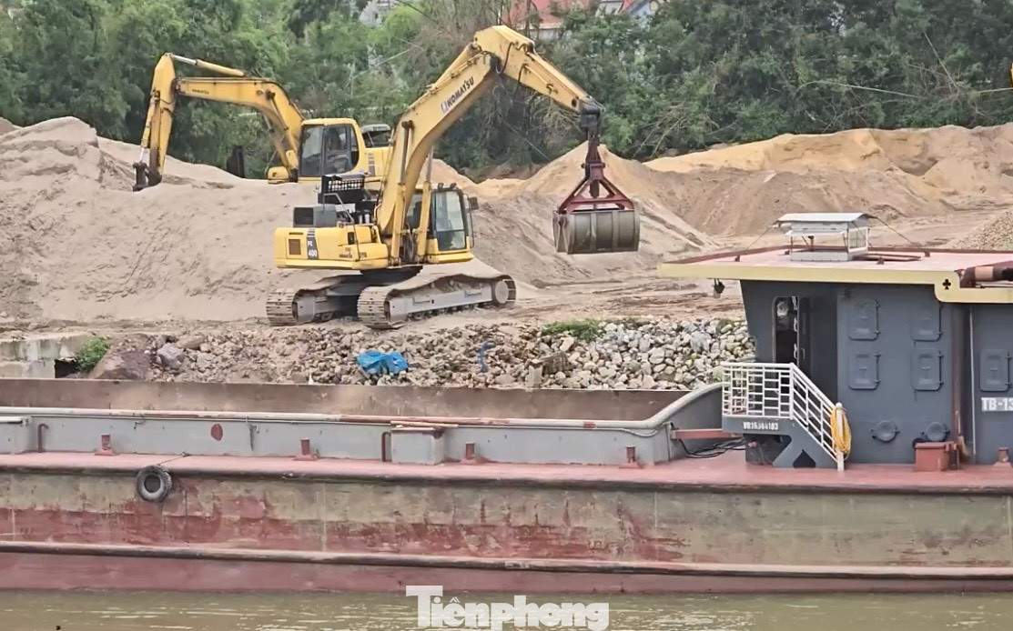 Trao đổi với PV, ông Ngụy Thế Kiên, Phó trưởng phòng Kinh tế huyện Yên Dũng cho hay: “Đối với những bãi chưa được thuê đất, họ vẫn lén lút hoạt động thì sẽ kiểm tra, xử lý. Còn các bãi tập kết vật liệu khác, qua 15/6 sẽ phải di dời, không được tập kết nữa. Ngoài ra, việc các bãi tập kết vật liệu để vật liệu ngoài ranh giới phạm vi được cấp phép hay quá chiều cao sẽ bị xử lý".