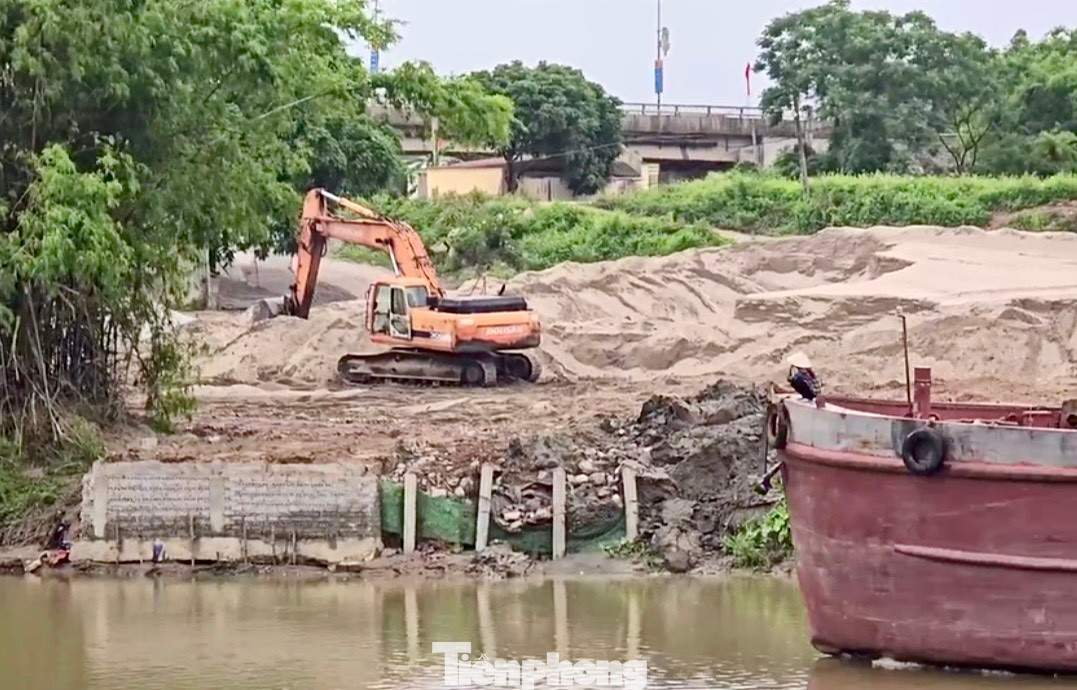 Có đoạn bờ sông bị sụt lún, tường bao, cột chống được dựng tạm bợ.