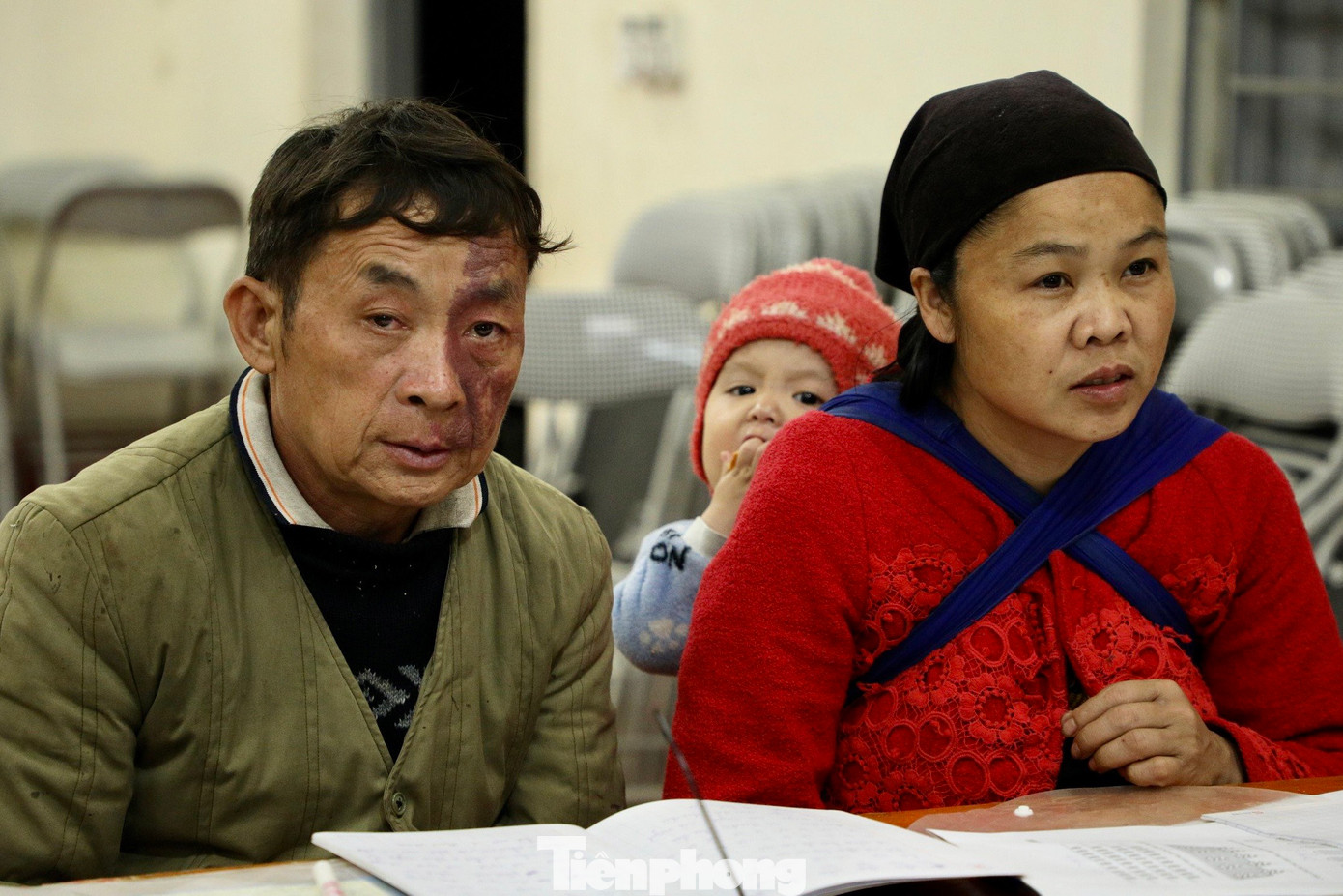 “Tôi chưa biết chữ, làm giấy khai sinh cho con hay viết tờ đơn cũng phải đi nhờ người ta. Nay phòng giáo dục huyện tạo điều kiện mở lớp, tôi tranh thủ đi học. Mới biết được chút chữ nhưng tôi cảm thấy rất vui”, ông Lù phấn khởi.