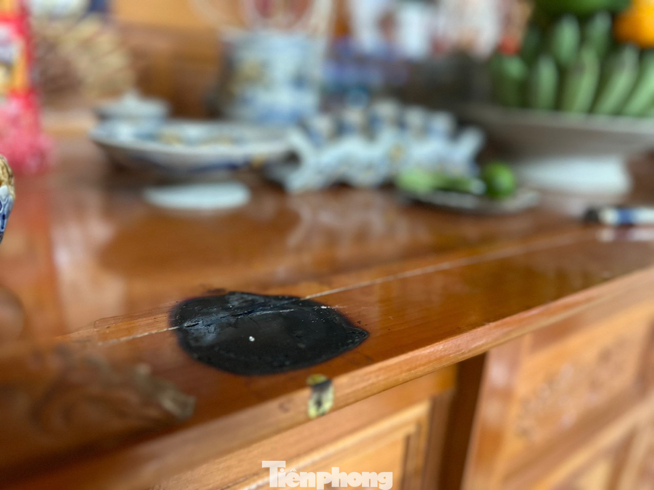 Vị trí thắp nến cốc bị cháy đen. Vị trí thắp nến cốc bị cháy đen.