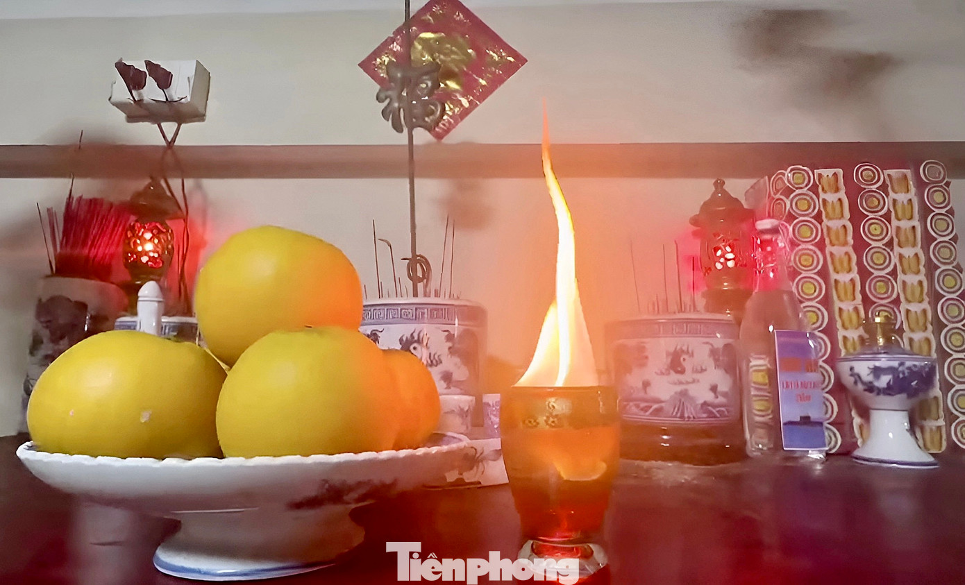 Nến cốc bùng cháy tiềm ẩn nguy cơ cháy Nến cốc bùng cháy tiềm ẩn nguy cơ cháy