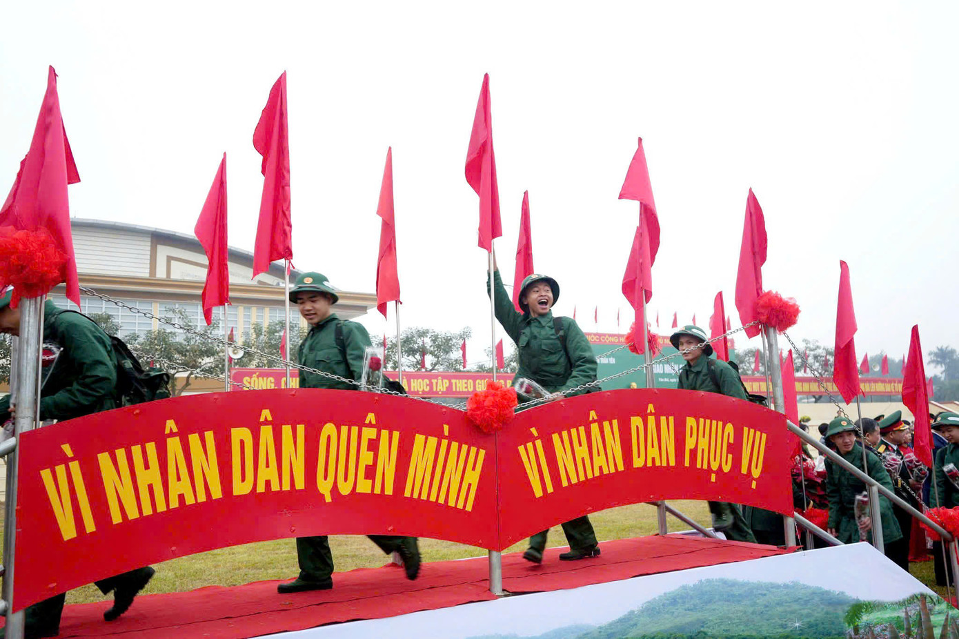 Các tân binh tỉnh Yên Bái phấn khởi lên đường nhập ngũ.