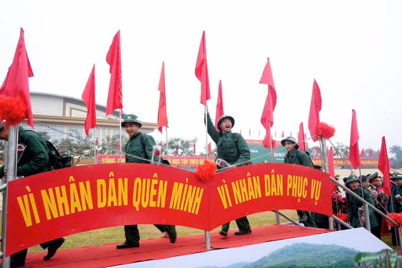 Các tân binh tỉnh Yên Bái phấn khởi lên đường nhập ngũ.