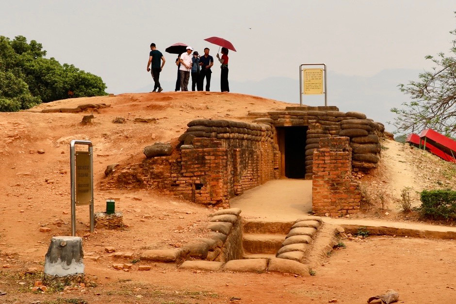 Hầm chỉ huy cứ điểm A1 của Pháp là một hầm ngầm đào sâu vào đồi, vốn là hầm rượu vang của toà công sứ Pháp trước năm 1945. Có tài liệu viết, căn hầm này là hầm Bưu điện của Pháp thời còn Châu Điện Biên. Ngày 20/11/1953, quân Pháp nhảy dù chiếm đóng Điện Biên Phủ và củng cố căn hầm ngầm này thành một cứ điểm quân sự. Sở dĩ, chiến sự tại đồi A1 kéo dài, ta tổn thất khá nhiều lực lượng là do địch dựa vào hầm ngầm này.