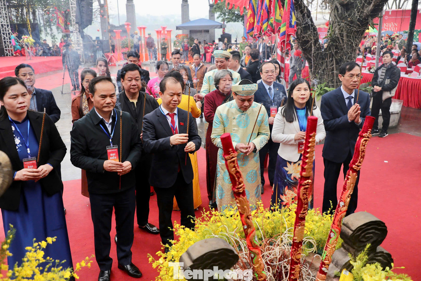 Lãnh đạo tỉnh Tuyên Quang và các đại biểu thực hiện nghi lễ dâng hương Thánh Mẫu. Lãnh đạo tỉnh Tuyên Quang và các đại biểu thực hiện nghi lễ dâng hương Thánh Mẫu.