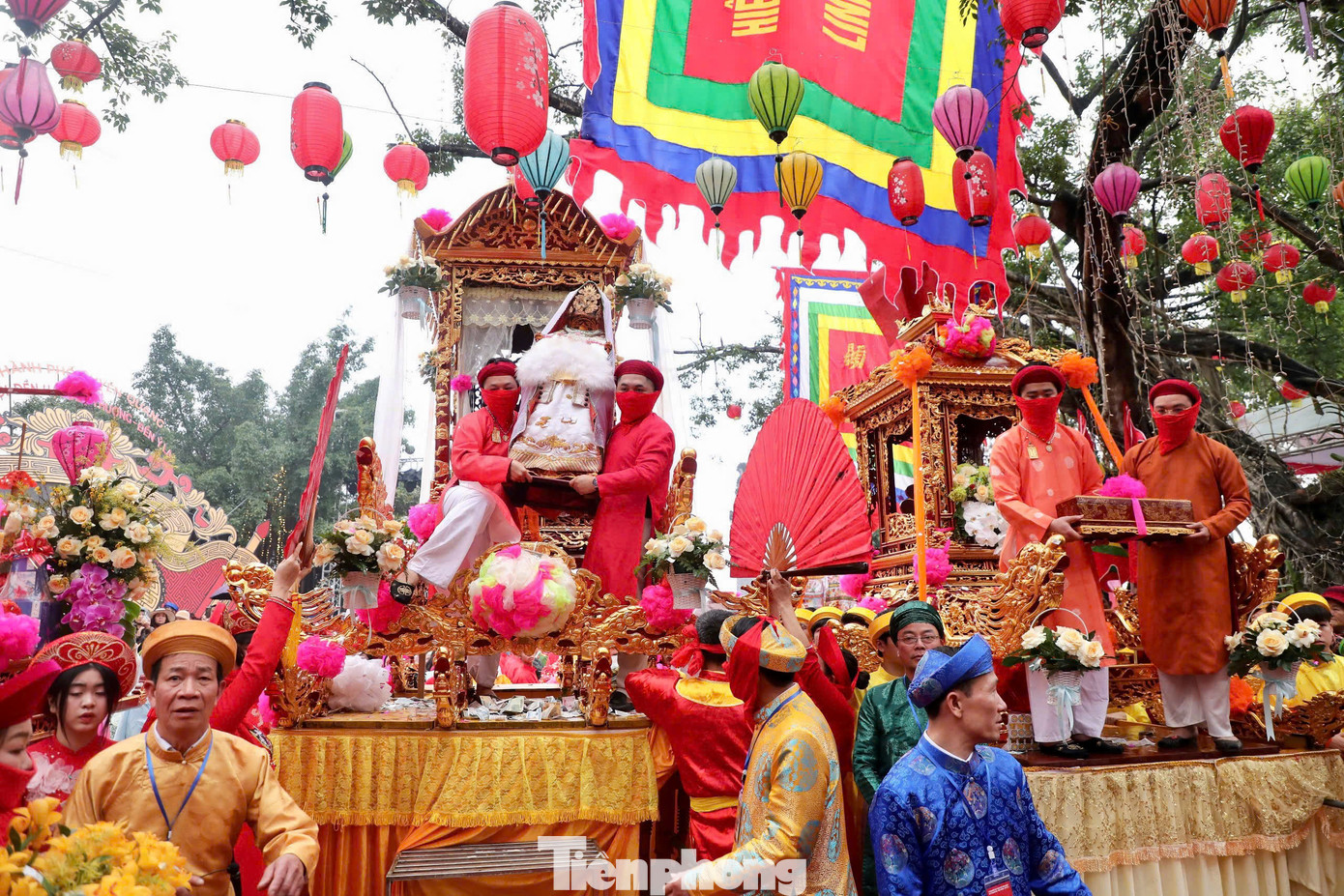 Khi về đến đền Hạ, Thánh Mẫu được cung nghinh vào cung cấm - nơi linh thiêng nhất của đền. Khi về đến đền Hạ, Thánh Mẫu được cung nghinh vào cung cấm - nơi linh thiêng nhất của đền.