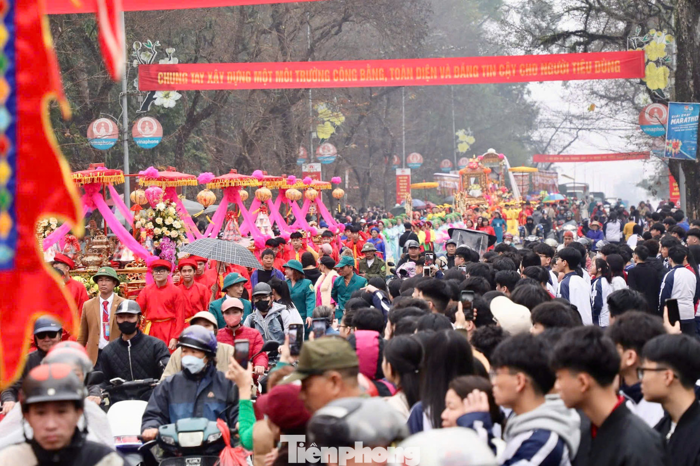 Bất chấp thời tiết có mưa nhỏ, hàng vạn người dân và du khách nô nức tham gia lễ hội. Bất chấp thời tiết có mưa nhỏ, hàng vạn người dân và du khách nô nức tham gia lễ hội.