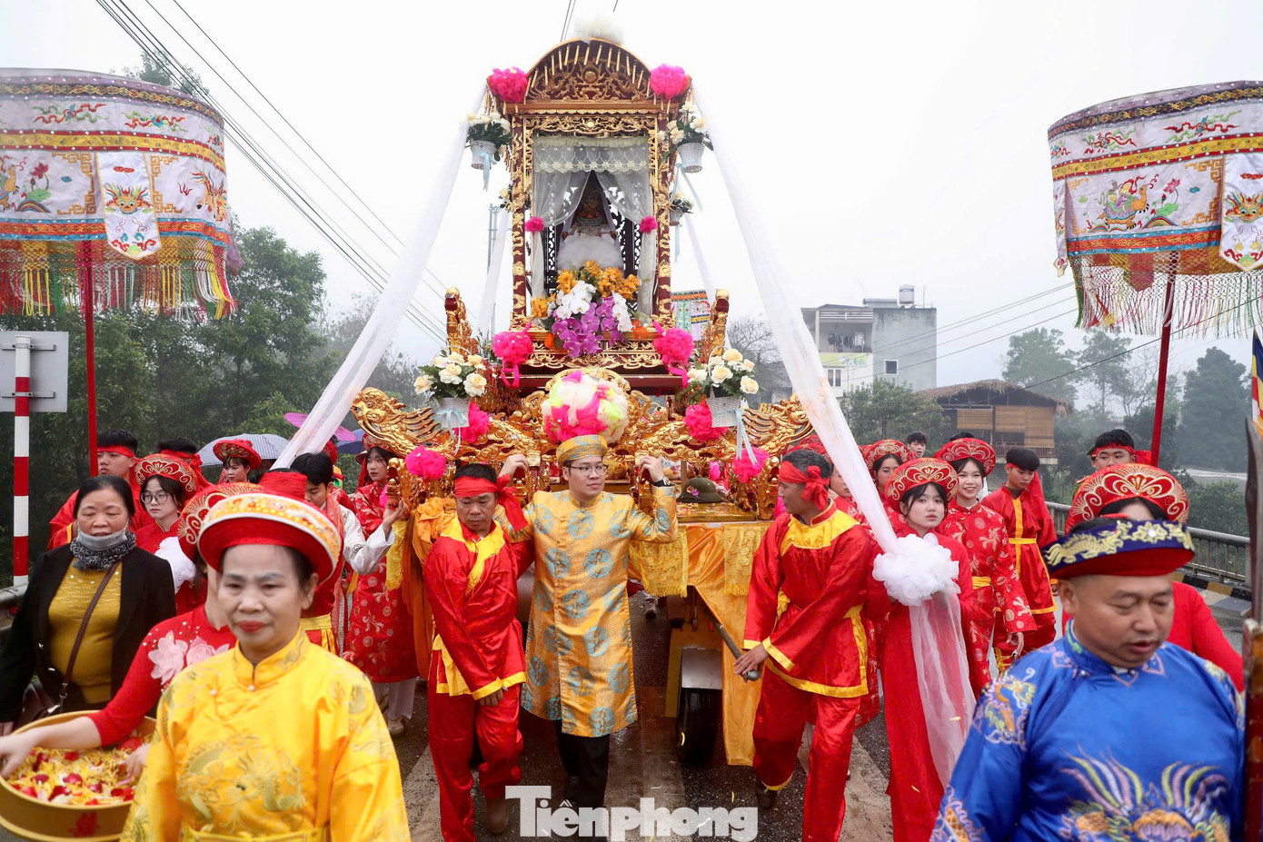 Đoàn rước được tổ chức trang nghiêm, dẫn đầu là đội múa rồng uyển chuyển với những màn trình diễn công phu, theo sau là các đội hình rước kiệu, người mang lễ vật, đoàn tế lễ và đông đảo nhân dân, du khách. Đoàn rước được tổ chức trang nghiêm, dẫn đầu là đội múa rồng uyển chuyển với những màn trình diễn công phu, theo sau là các đội hình rước kiệu, người mang lễ vật, đoàn tế lễ và đông đảo nhân dân, du khách.