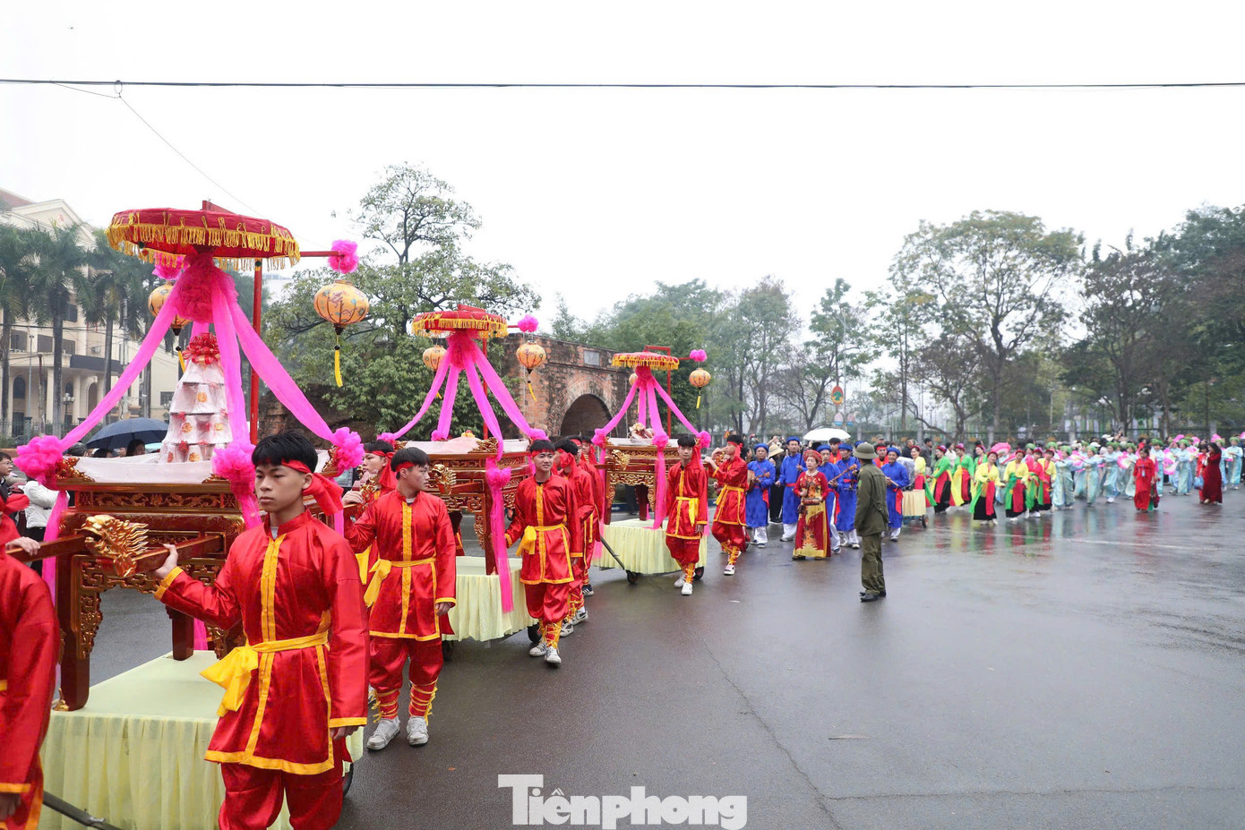 Lễ rước Mẫu từ đền Ỷ La về đền Hạ di chuyển qua các con phố tại TP Tuyên Quang. Lễ rước Mẫu từ đền Ỷ La về đền Hạ di chuyển qua các con phố tại TP Tuyên Quang.