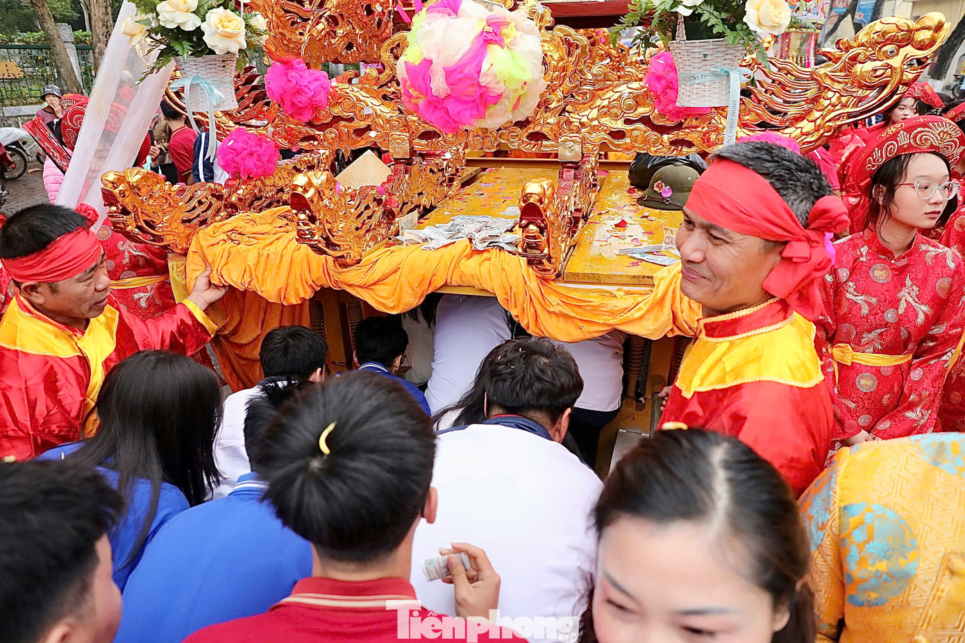 Nhiều người kính cẩn ngồi thành hàng, chờ kiệu rước Mẫu đi qua để thực hiện nghi thức chui qua kiệu, cầu mong may mắn, bình an. Nhiều người kính cẩn ngồi thành hàng, chờ kiệu rước Mẫu đi qua để thực hiện nghi thức chui qua kiệu, cầu mong may mắn, bình an.