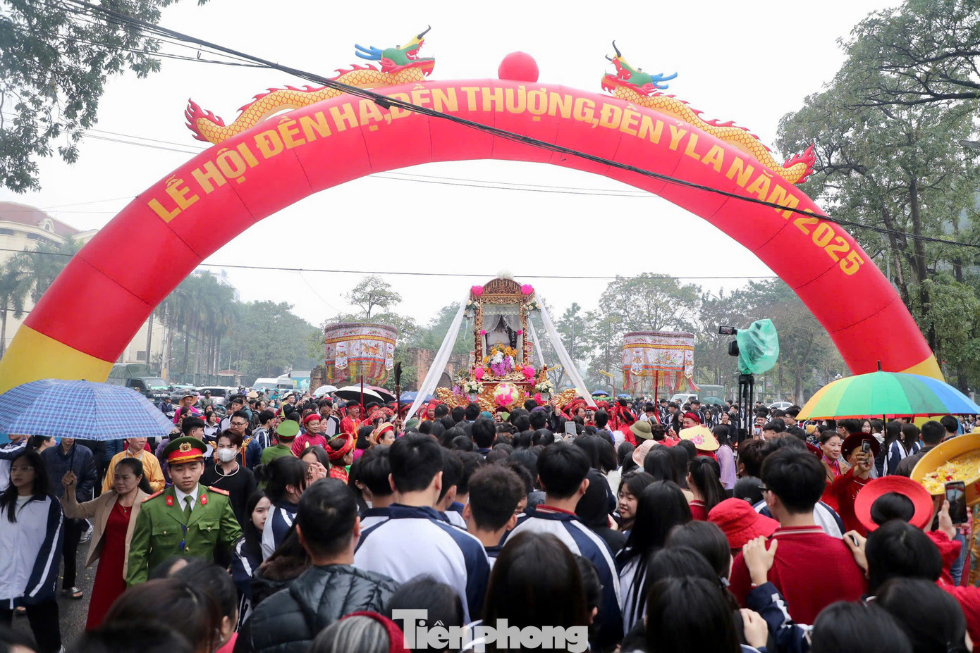 Hàng vạn người đội mưa dự lễ rước Mẫu trong ngày khai hội ở Tuyên Quang. Hàng vạn người đội mưa dự lễ rước Mẫu trong ngày khai hội ở Tuyên Quang.