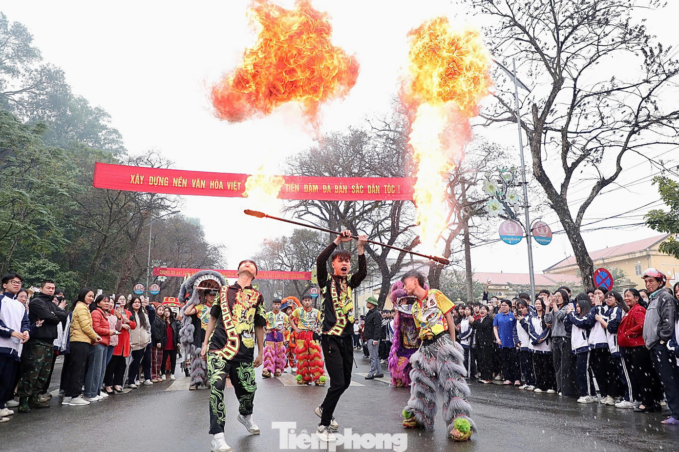 Những màn trình diễn múa lửa công phu cùng tiếng trống, tiếng chiêng vang vọng khắp phố phường. Những màn trình diễn múa lửa công phu cùng tiếng trống, tiếng chiêng vang vọng khắp phố phường.