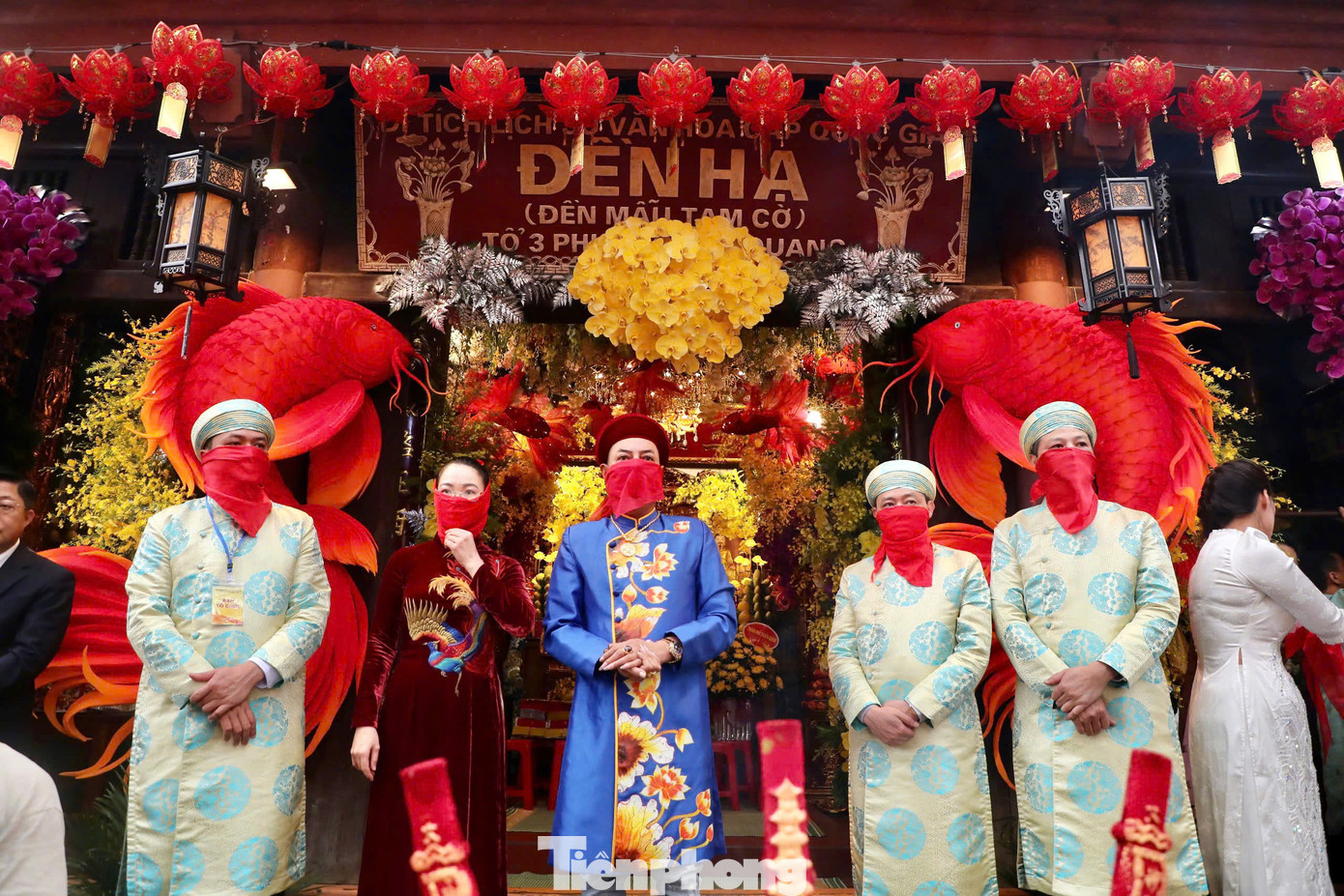 Màn rước Mẫu từ đền Ỷ La về đền Hạ kéo dài khoảng 3 km. Màn rước Mẫu từ đền Ỷ La về đền Hạ kéo dài khoảng 3 km.