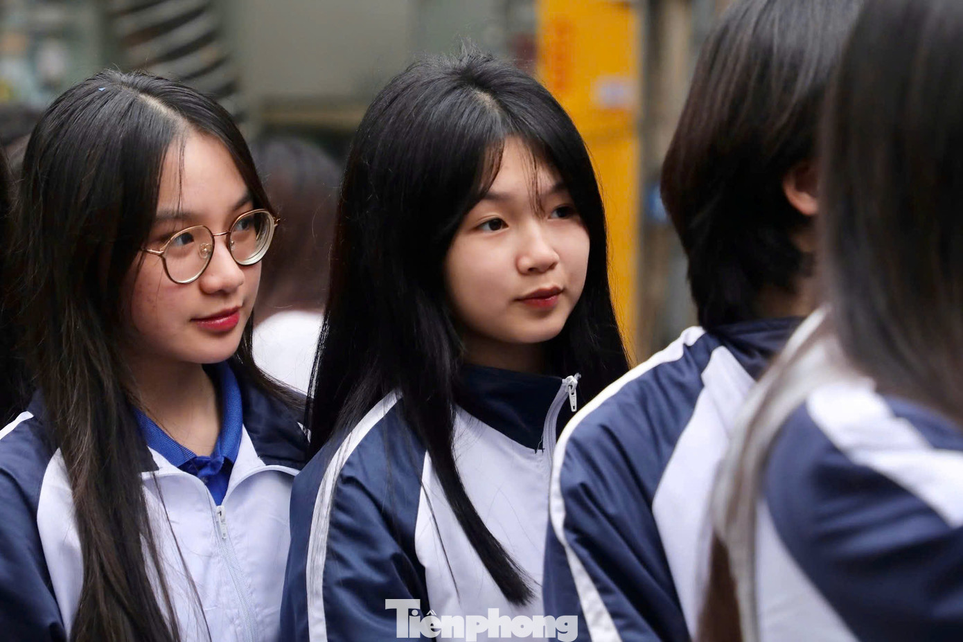 Em Trà My (giữa), học sinh lớp 10A5, trường THPT Tân Trào (TP Tuyên Quang) xếp hàng cùng bạn bè, chờ kiệu rước Mẫu đi qua. Em phấn khởi chia sẻ: "Em thấy năm nay lễ hội được tổ chức rất quy mô, thu hút đông đảo người tham dự, không khí rất náo nhiệt, trang trọng. Em mong năm nay sẽ học tập tốt và đạt điểm cao trong kỳ thi tới". Em Trà My (giữa), học sinh lớp 10A5, trường THPT Tân Trào (TP Tuyên Quang) xếp hàng cùng bạn bè, chờ kiệu rước Mẫu đi qua. Em phấn khởi chia sẻ: "Em thấy năm nay lễ hội được tổ chức rất quy mô, thu hút đông đảo người tham dự, không khí rất náo nhiệt, trang trọng. Em mong năm nay sẽ học tập tốt và đạt điểm cao trong kỳ thi tới".