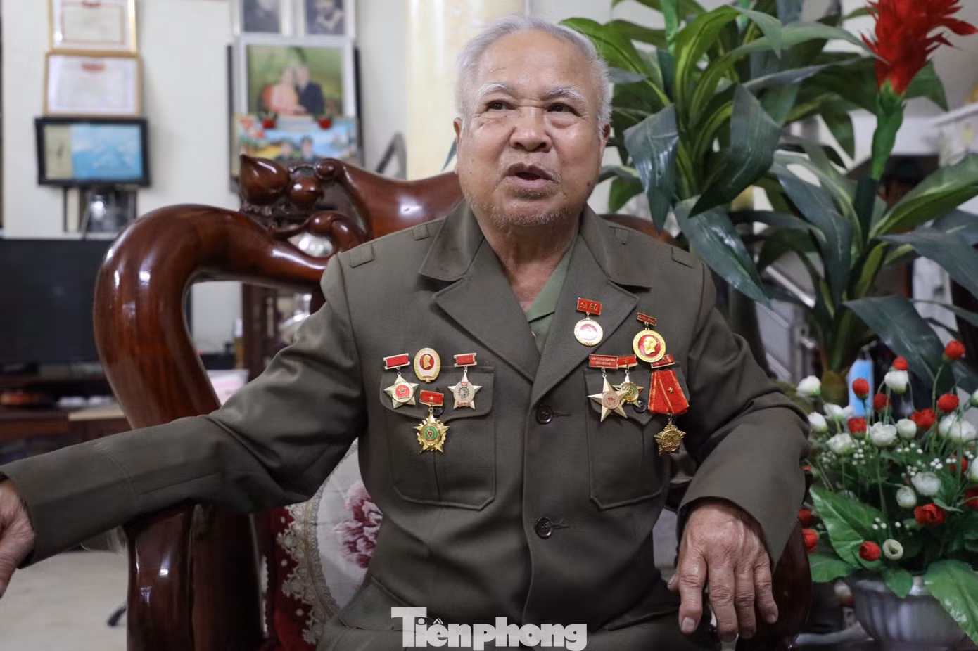 Ông Đỗ Vũ Xô (cựu thanh niên xung phong xây dựng công trình đại thuỷ nông Nậm Rốm) kể: Lúc bấy giờ, ban đêm, máy bay địch thám thính những điểm cần bắn phá, ban ngày chúng mới trở lại thả bom. Việc xây dựng đập vì thế không thể làm ban ngày. Đêm xuống, đội của ông Xô đào đất, vác gỗ để đầm, đập hoàn toàn bằng tay chân, cuốc xẻng.