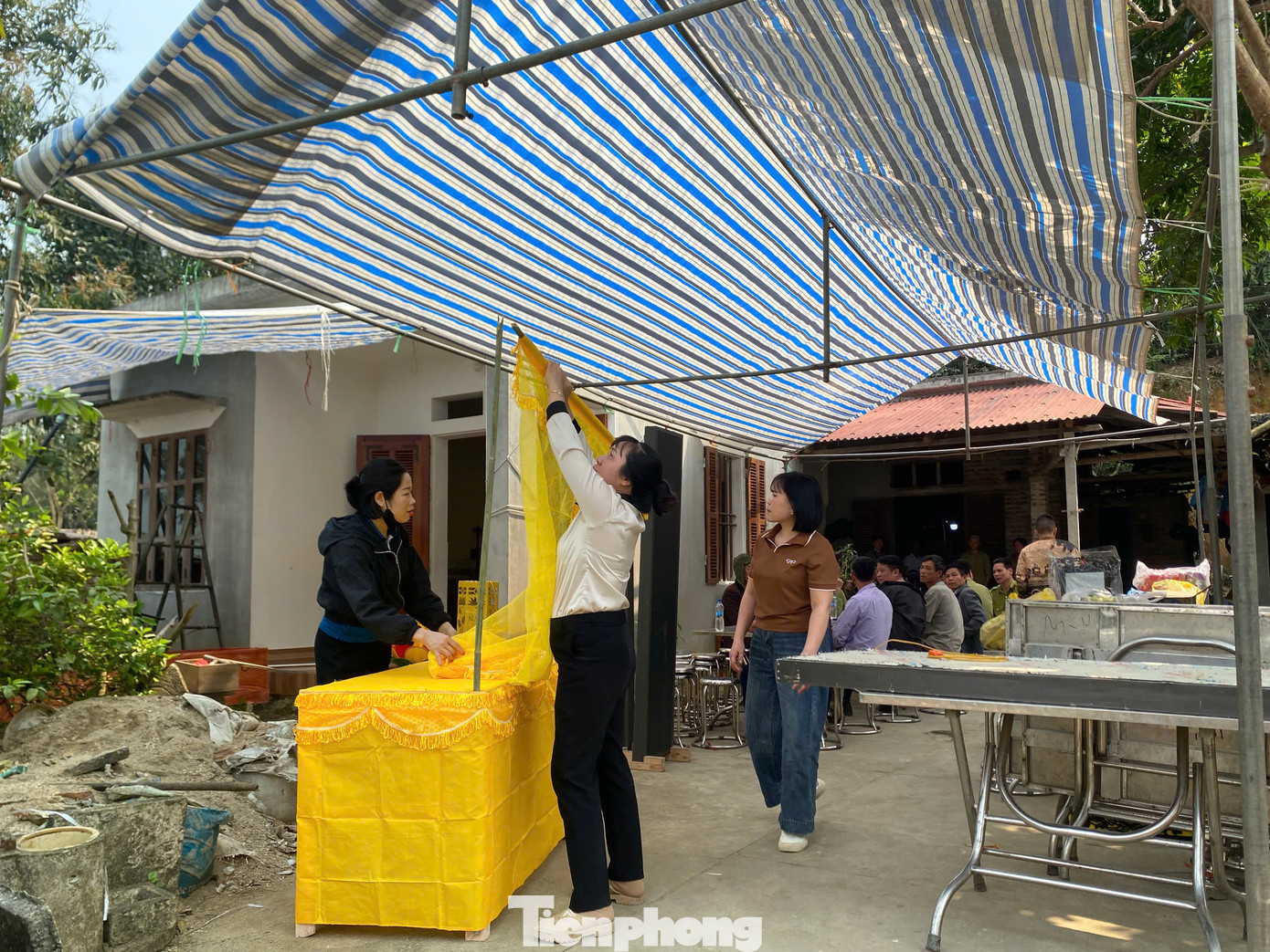 Gia đình anh Đồng Đại Cường đang chuẩn bị tang lễ. Gia đình anh Đồng Đại Cường đang chuẩn bị tang lễ.