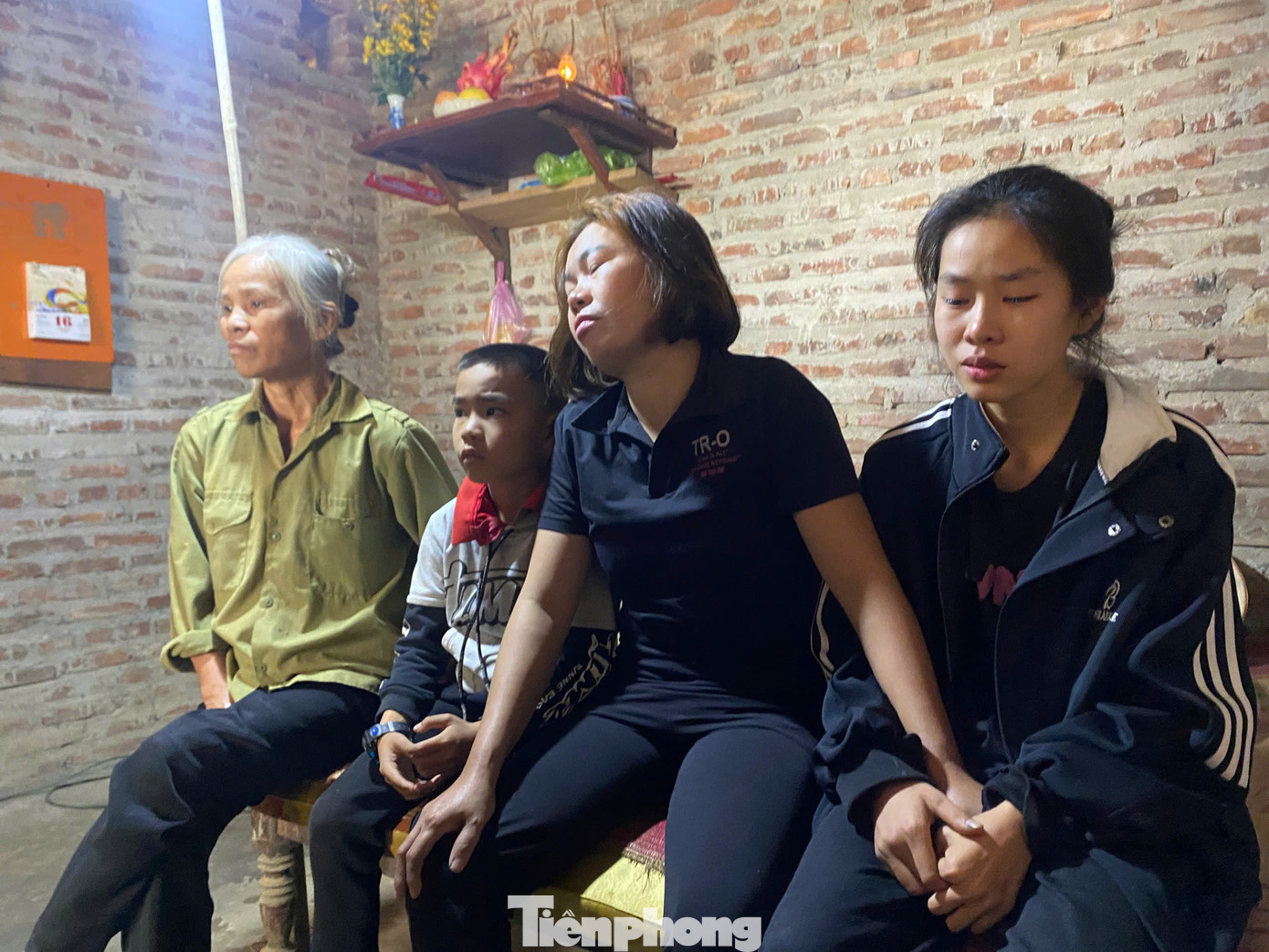 Chị Hà Thị Đào (thứ 2 từ bên phải) ngồi cạnh hai con. Chị Hà Thị Đào (thứ 2 từ bên phải) ngồi cạnh hai con.