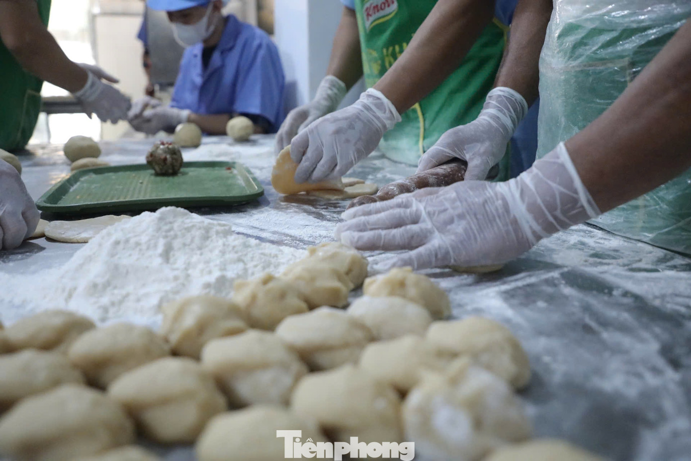 Chọn nguyên liệu là khâu quan trọng trong sản xuất bánh trung thu. Nguyên liệu chất lượng không tốt sẽ ảnh hưởng trực tiếp đến hương vị, vẻ ngoài của chiếc bánh và vệ sinh an toàn thực phẩm. Các chủ cơ sở cho biết, nguyên liệu đều được mua ở các đơn vị cung ứng lớn, rõ ràng về nguồn gốc và có hóa đơn. Quy trình làm bánh đã được cải thiện nhờ máy móc nhưng vẫn phải thực hiện nhiều công đoạn thủ công truyền thống. Bột sau khi nhào sẽ được chia phần, cán mỏng, rồi nhồi nhân và cho vào khuôn làm bánh.