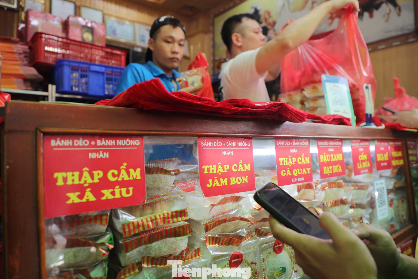 Tại quầy bán hàng của một cơ sở bán bánh trung thu, người mua được nhân viên phát phiếu thông tin chi tiết các loại bánh kèm giá tiền. Sau khi "chốt" số lượng, nhân viên sẽ lấy bánh theo yêu cầu của khách hàng.