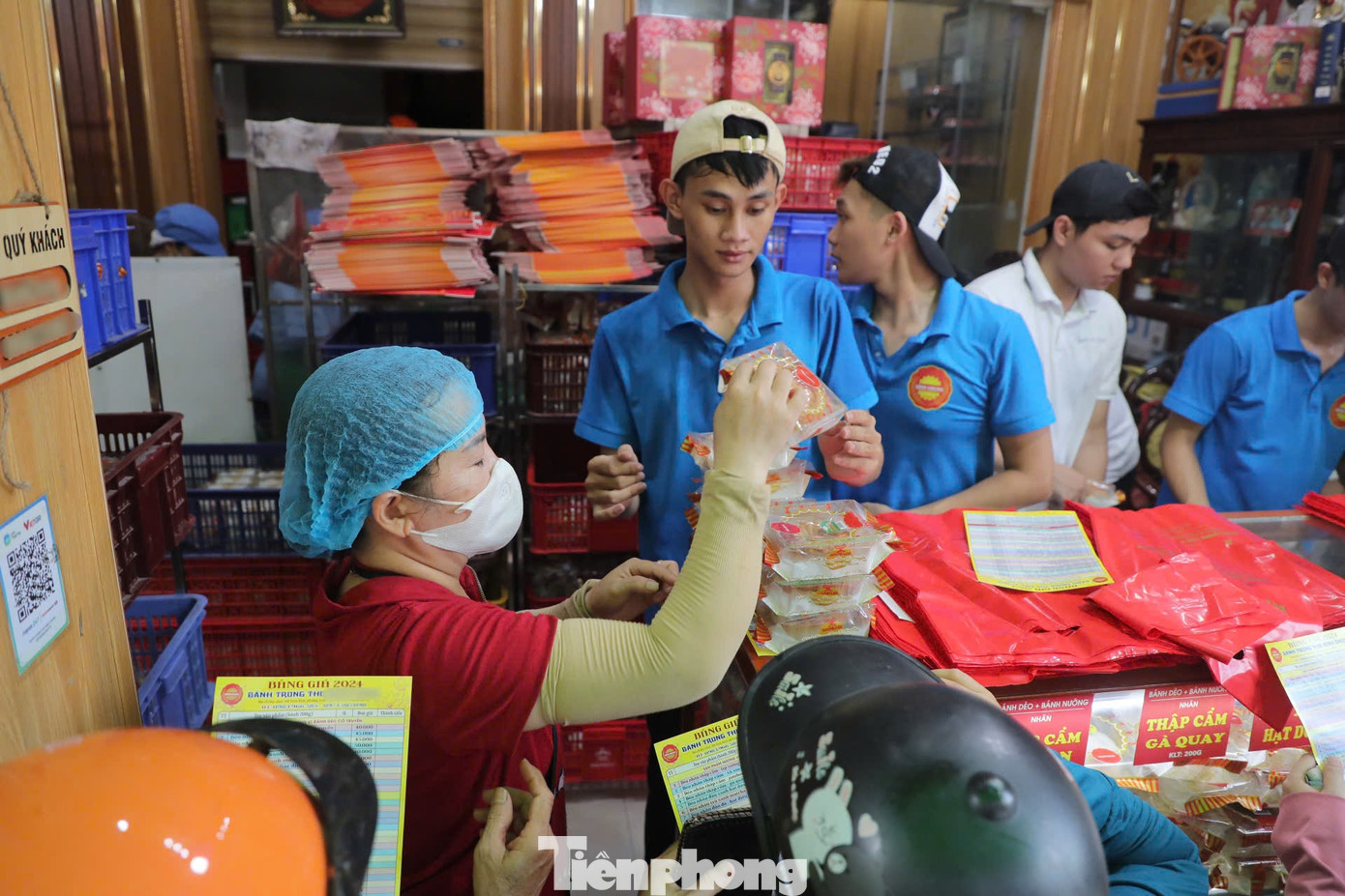 Theo ghi nhận của PV, các cơ sở bán bánh trung thu ở làng nghề Xuân Đỉnh có lượng người mua khá đông. Để tránh tắc đường, nhiều người phải gửi xe ngoài đầu làng. Bánh trung thu cổ truyền đa dạng với nhiều mẫu mã và hoa văn đẹp mắt, giá giao động từ 25.000 - 60.000 đồng/chiếc.