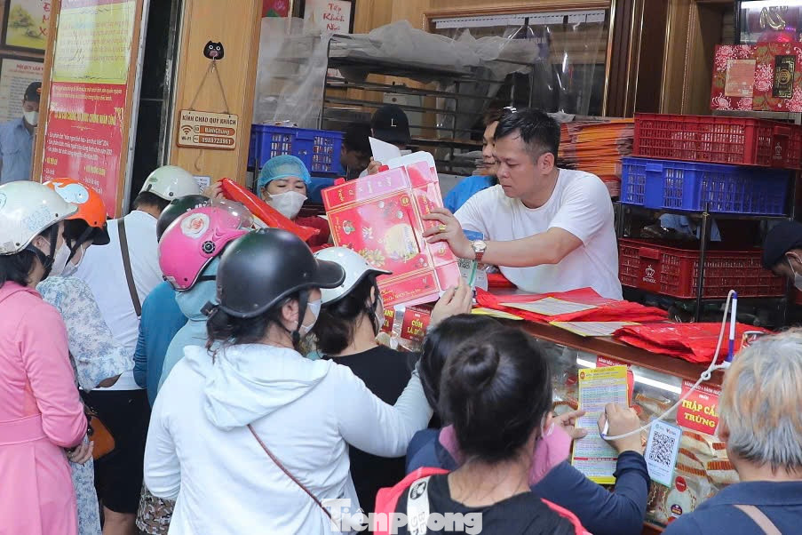 Theo ghi nhận của PV, các cơ sở bán bánh trung thu ở làng nghề Xuân Đỉnh có lượng người mua khá đông. Để tránh tắc đường, nhiều người phải gửi xe ngoài đầu làng. Bánh trung thu cổ truyền đa dạng với nhiều mẫu mã và hoa văn đẹp mắt, giá giao động từ 25.000 - 60.000 đồng/chiếc.