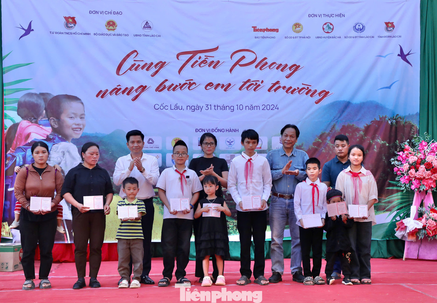 Sau đó, chương trình trao trực tiếp 18 sổ tiết kiệm trên cho các em tại huyện Bắc Hà.