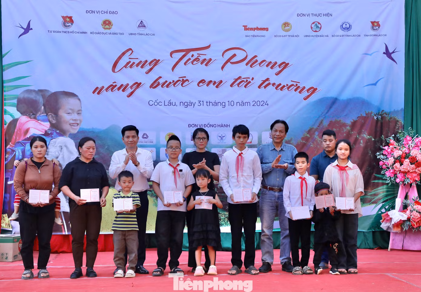 Sau đó, chương trình trao trực tiếp 18 sổ tiết kiệm trên cho các em tại huyện Bắc Hà.