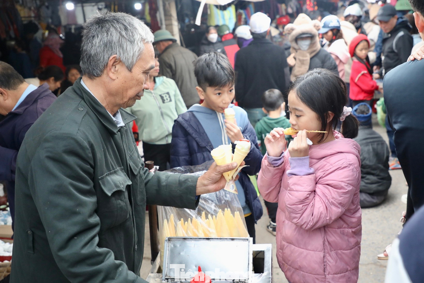 Không khí hối hả, mua bán sầm uất và tiếng cười nói tạo nên bức tranh sôi động đánh dấu kết thúc năm cũ và chuẩn bị chào đón năm mới.