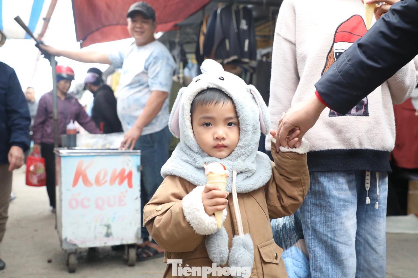 Không khí hối hả, mua bán sầm uất và tiếng cười nói tạo nên bức tranh sôi động đánh dấu kết thúc năm cũ và chuẩn bị chào đón năm mới.