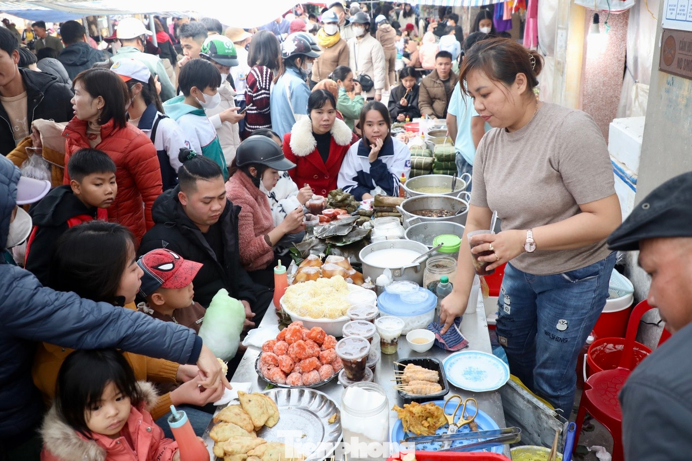 Không khí hối hả, mua bán sầm uất và tiếng cười nói tạo nên bức tranh sôi động đánh dấu kết thúc năm cũ và chuẩn bị chào đón năm mới.