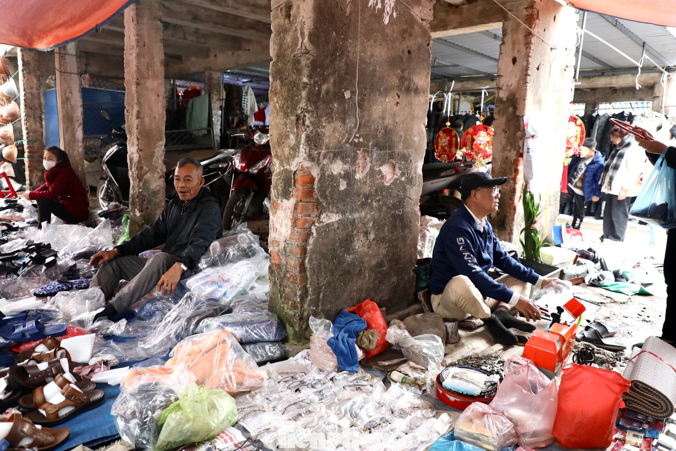 Chợ Bể họp 6 phiên buổi sáng vào các ngày tư, tám Âm lịch trong tháng. Cụ thể, là ngày mùng bốn, mùng tám, mười bốn, mười tám, hai mươi bốn và hai mươi tám Âm lịch. Mỗi phiên, chợ thu hút hàng nghìn người tham gia mua bán.