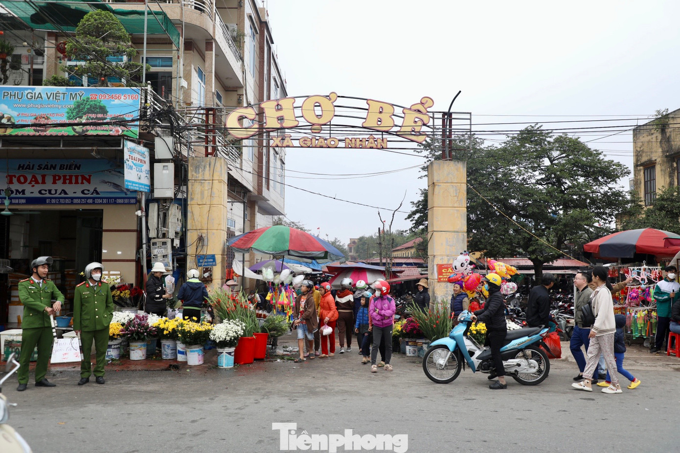 Chợ Bể ở xã Giao Nhân, huyện Giao Thủy, Nam Định có lịch sử gần 700 năm, mang đậm nét cổ kính, hoài niệm từ kiến trúc đến văn hóa giao thương đồng bằng Bắc Bộ. Chợ Bể nằm cạnh Quốc lộ 37B, cách Sông Hồng chỉ khoảng 4-5 km, bên kia Sông Hồng là tỉnh Thái Bình.
